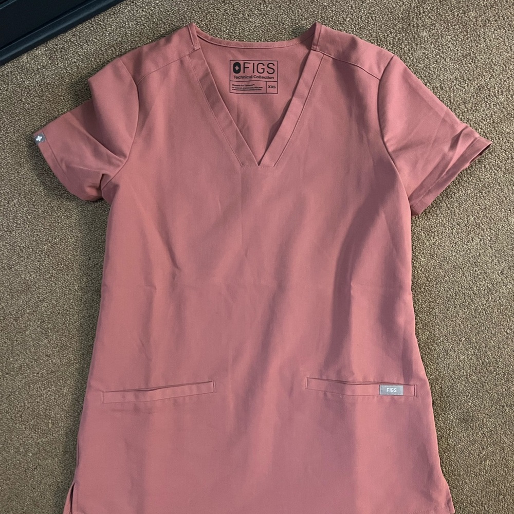 FIGS Casma Three-Pocket Scrub Top Mauve